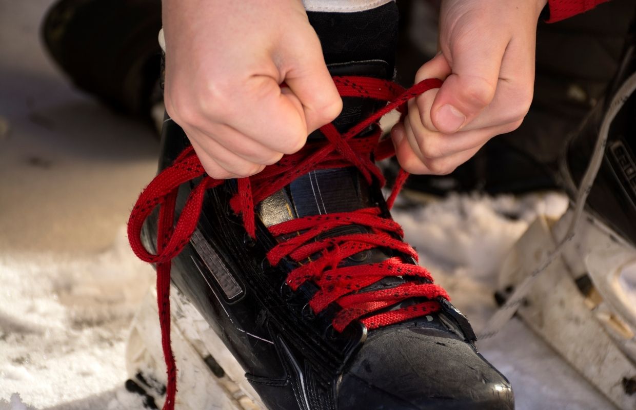 tying hockey skate laces